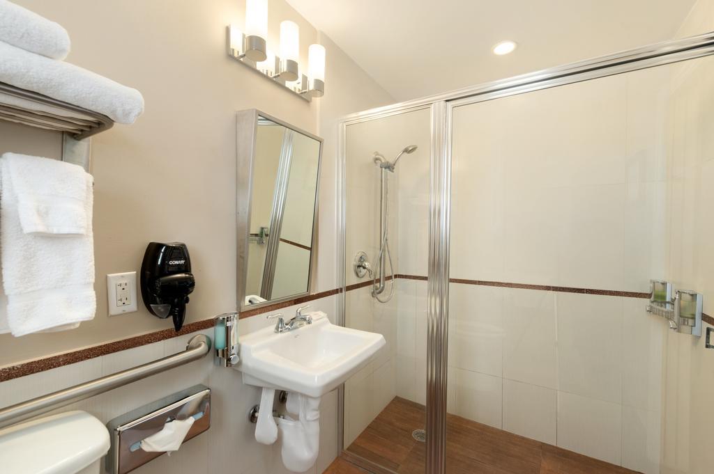 Quarto com Cama King-size e Banheiro Adaptado - Acessível para Hóspedes com Mobilidade Reduzida/Não Fumantes