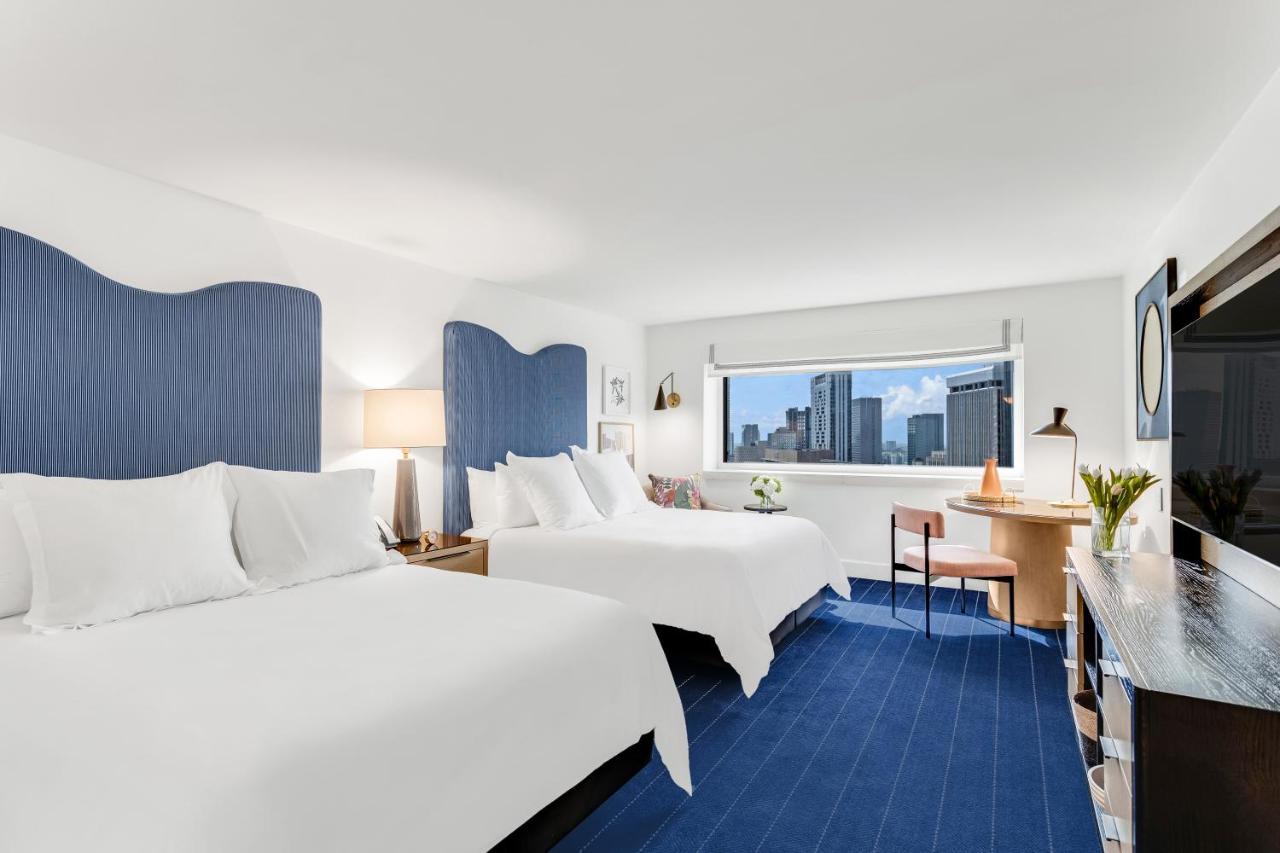 Klassieke Queen Kamer met 2 Queensize Bedden en Uitzicht op de Skyline